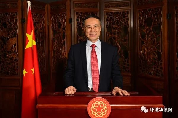 中国侨联主席万立骏向全球华侨华人拜年： 隔山隔水不隔情，携手共圆中国梦