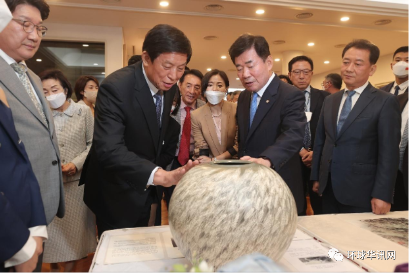 韩国华侨华人联合总会艺术总监 陈恩泽陶艺作品作为国礼回赠给韩国国会议长金振杓